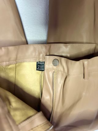 Pantalón efecto piel beige
