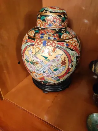 Jarrón de cerámica con aves y flores