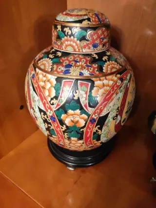 Jarrón de cerámica con aves y flores