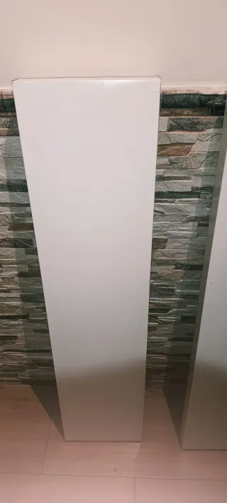 Estanterías de madera blancas