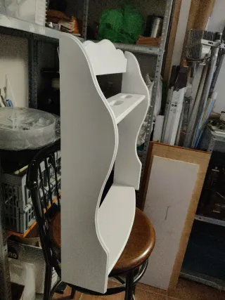 Estantería blanca y marrón