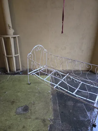 Cuna  antigua de metal blanca