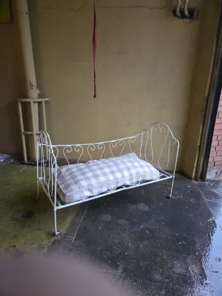 Cuna  antigua de metal blanca