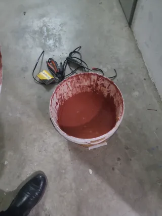 Bote pintura roja azotea casi lleno