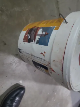 Bote pintura roja azotea casi lleno