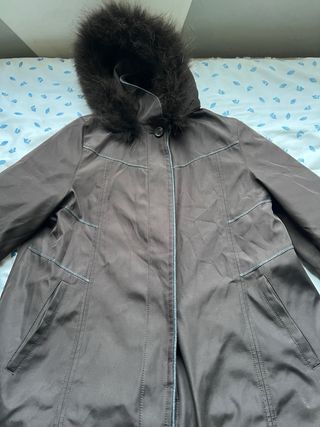 Abrigo marrón con capucha y pelo