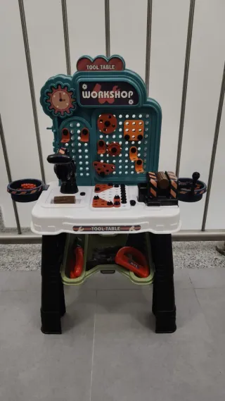 Mesa de herramientas de juguete