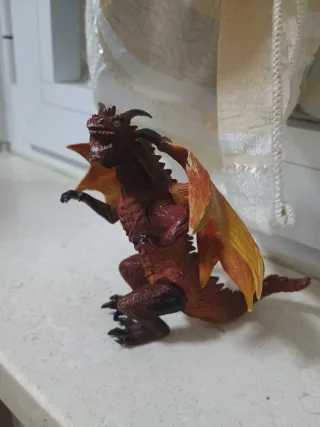 Drago rosso giocattolo da collezione