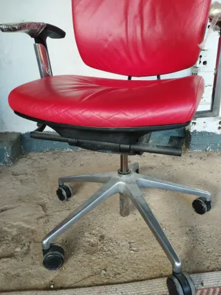Silla de oficina de piel roja