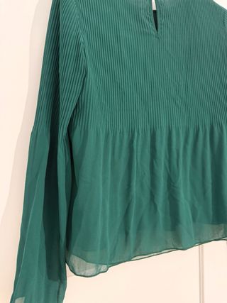 Blusa verde vaporosa plisada
