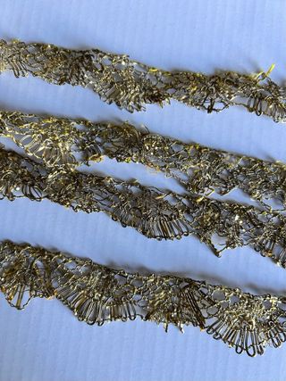 Espectacular encaje metalico oro