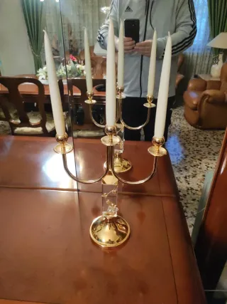 Candelabros dorados de metal y cristal 2