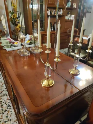 Candelabros dorados de metal y cristal 2