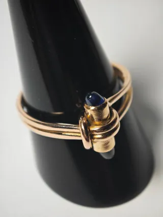 Anillo "nudo" de oro y zafiro