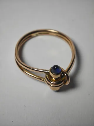 Anillo "nudo" de oro y zafiro