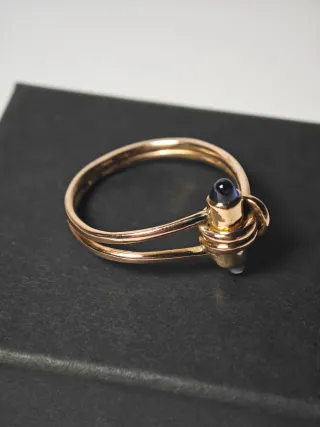 Anillo "nudo" de oro y zafiro