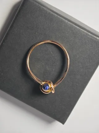 Anillo "nudo" de oro y zafiro