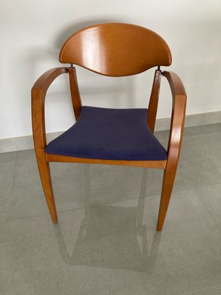 Silla de madera con asiento azul