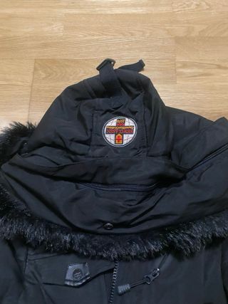 Chaqueta negra con capucha y pelo