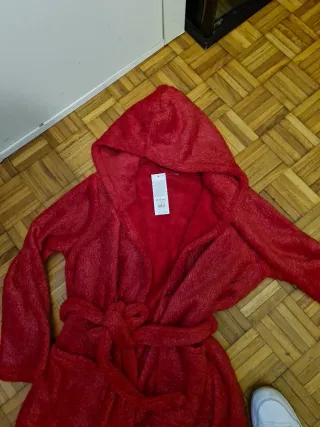 Bata de casa brillante roja