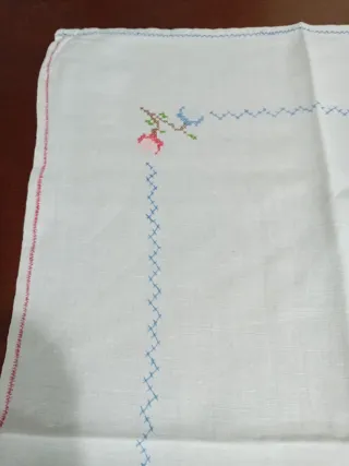Tovaglietta ricamata a mano cm 75x75