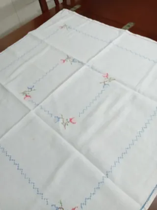Tovaglietta ricamata a mano cm 75x75