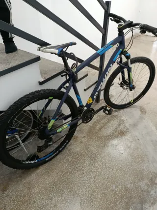 Bicicleta de montaña azul