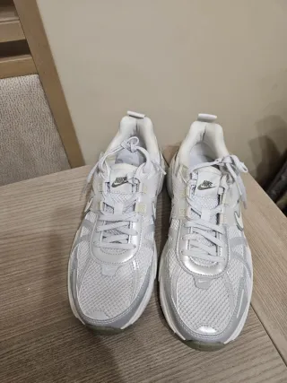 Zapatillas Nike V2K Run Blancas y Plata