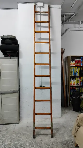 Escalera de madera de 3,5 metros.