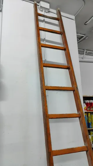 Escalera de madera de 3,5 metros.