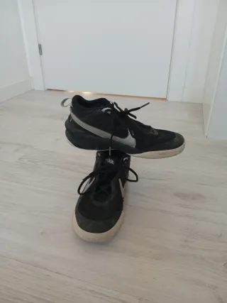 Zapatillas Baloncesto Nike Negras y Plateadas