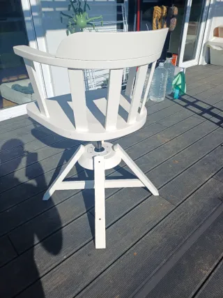 Silla de oficina blanca giratoria