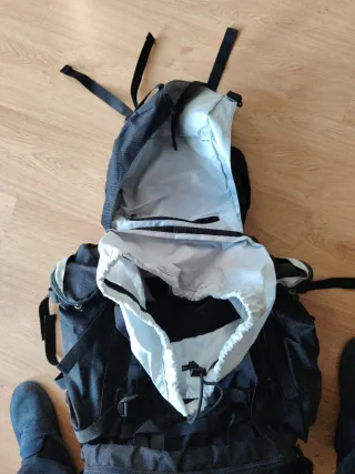 Mochila senderismo 65+10L negra