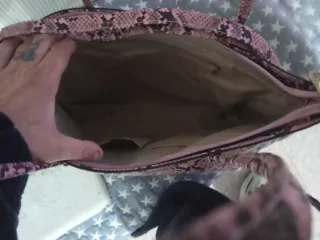 Bolso rosa y negro con estampado de serpiente