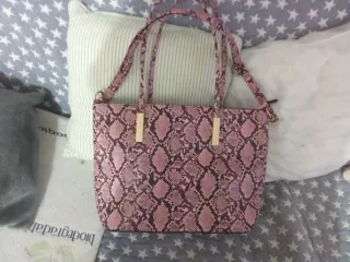 Bolso rosa y negro con estampado de serpiente