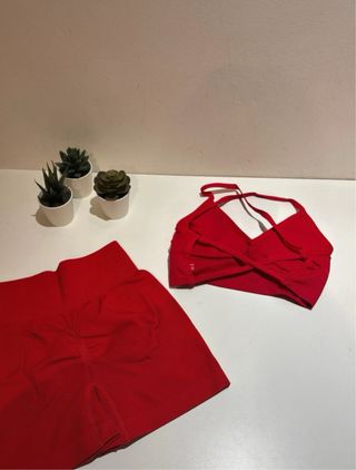 Conjunto deportivo rojo gimnasio verano