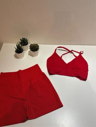 Conjunto deportivo rojo gimnasio verano