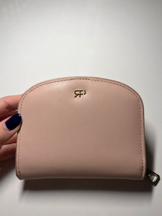 Monedero rosa con logo dorado