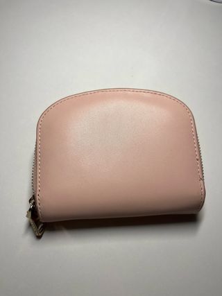 Monedero rosa con logo dorado