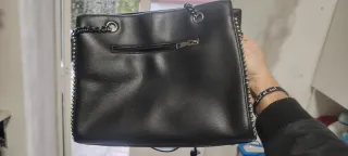 Borsetta donna nera con borchie e catena