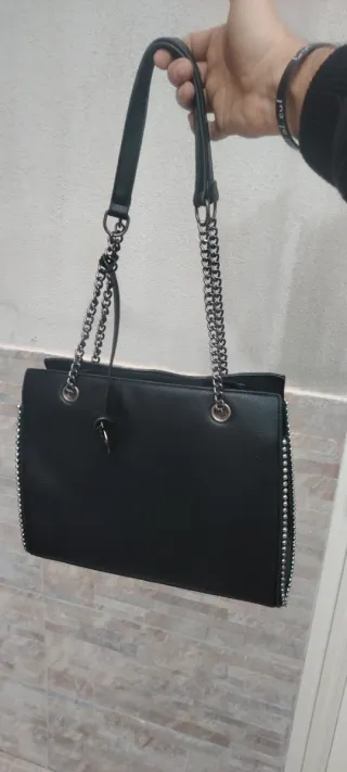 Borsetta donna nera con borchie e catena