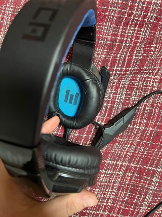 Auriculares negros con diadema azul