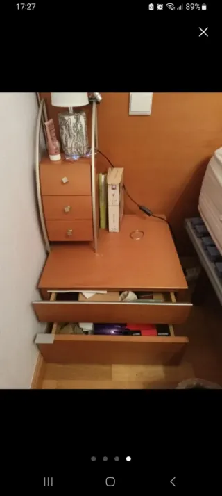 Mesita de noche de madera