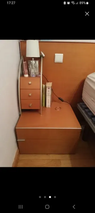 Mesita de noche de madera