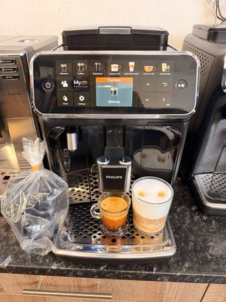 Macchina da caffè Philips Serie 5400 in esposizione