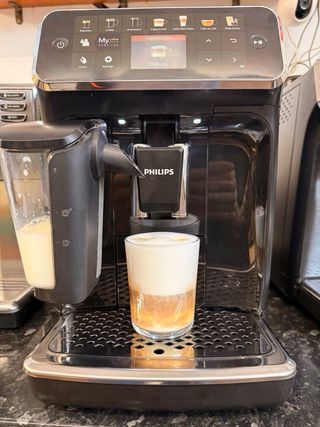 Macchina da caffè Philips Serie 5400 in esposizione