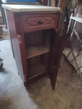 Mesita antigua de madera de caoba y mármol