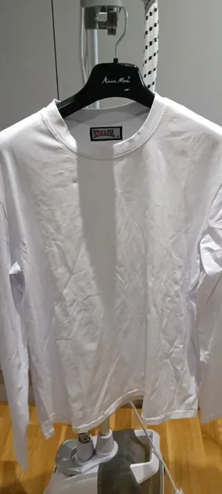 Lote di magliette e felpe