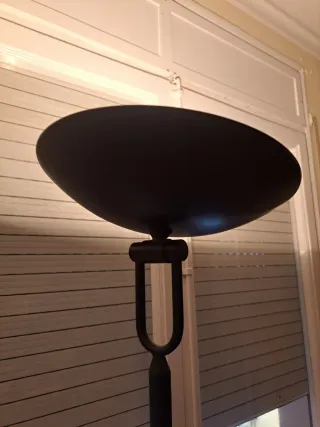 Lámpara de pie negra de metal