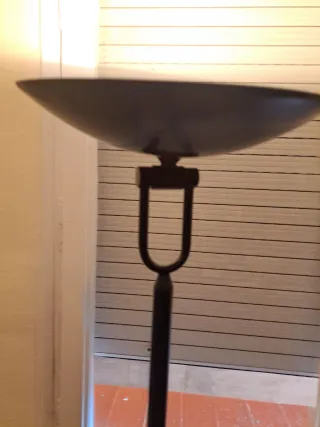 Lámpara de pie negra de metal